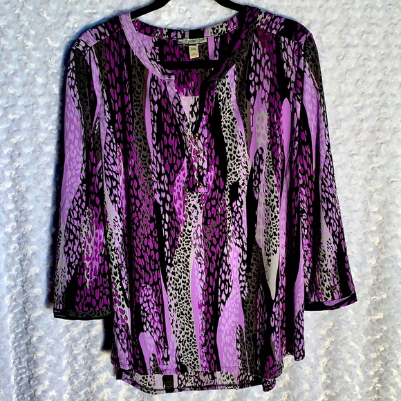 Tops - Easy care gold color buttons on V Neck